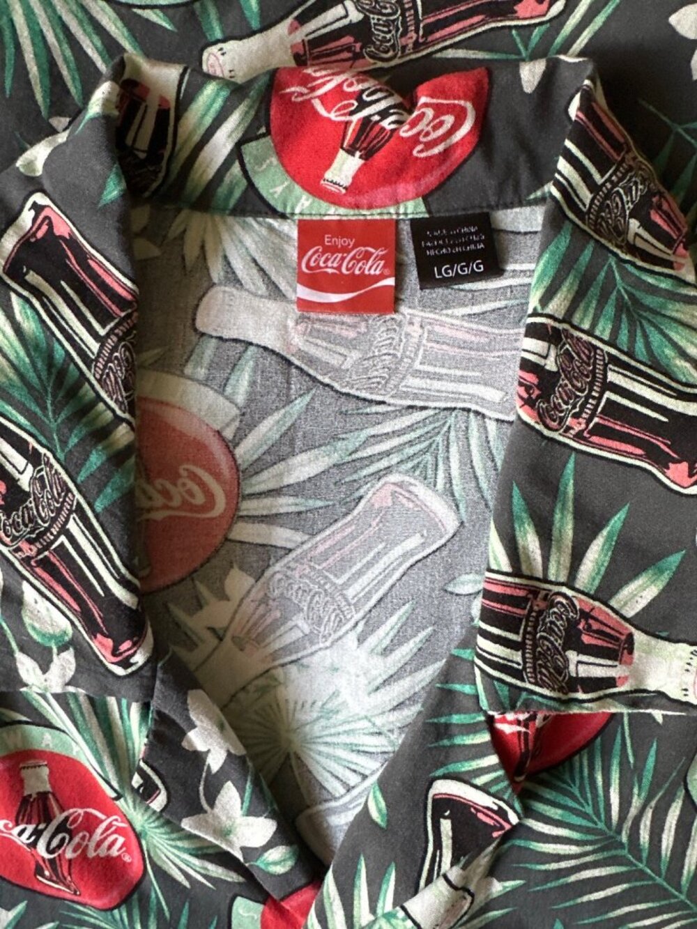 Coca-Cola Hawaiian Button-Up Shirt Tropical Print Black Red Green Large - Picture 5 of 5